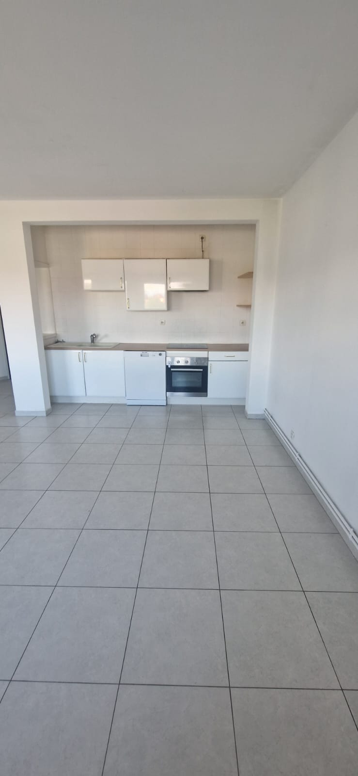 F4 100 m² à louer à Wittenheim, cuisine ouverte équipée, cave, parking à proximité